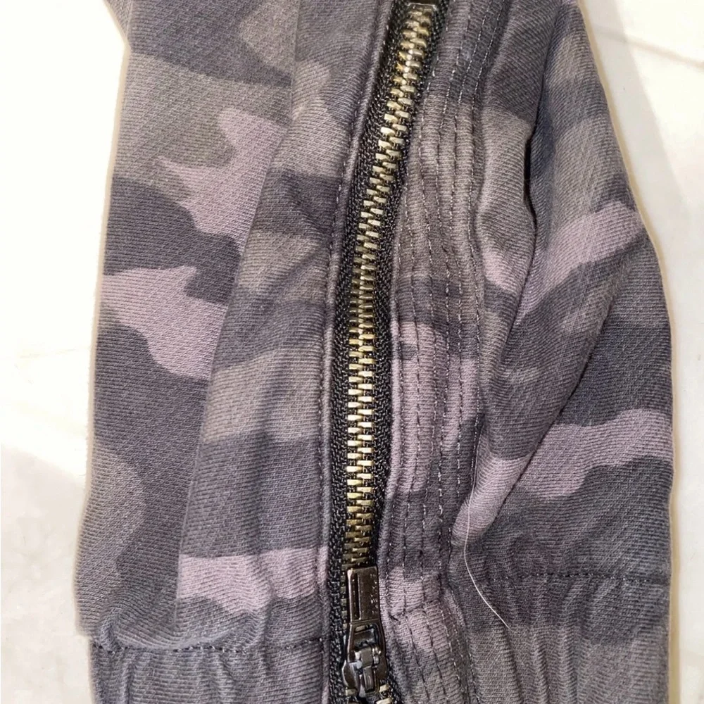 Athleta Pants Women’s 12 Green Camo Farallon Jogger Casual - Picture 4 of 6
